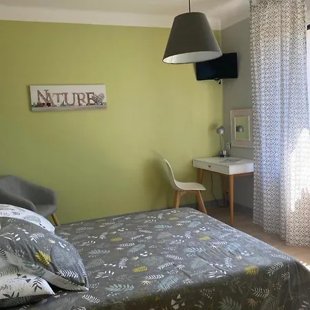 לינה וארוחת בוקר Bocage 3*